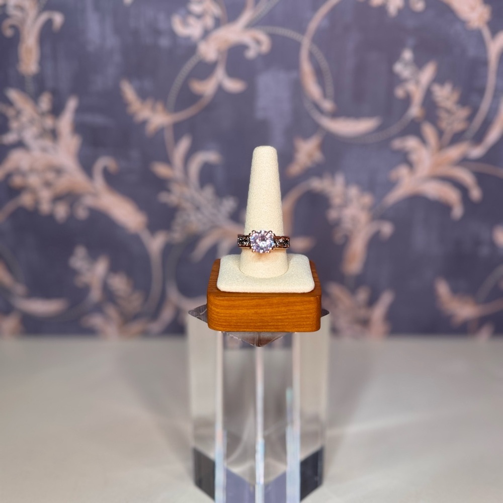 Estate rose gold tone solitaire crystal ring with intricate vine cutwork Lot D71